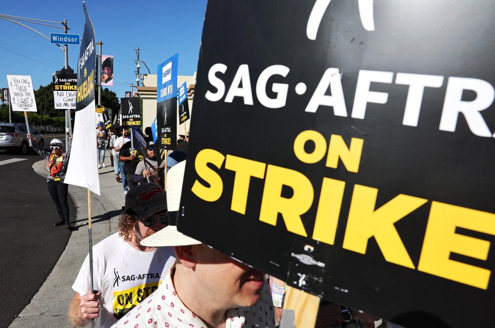 SAG-AFTRA Reaches Tentative Deal With AMPTP Strike Officially Ends After Nearly 4 Months 425