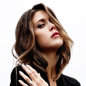 Singer Jessica Carter Altman Teases New Music, Talks Being Inspired By Mom Lynda Carter