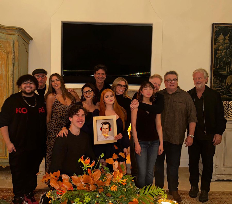 Sofia Vergara Shares Glimpse of Modern Family Reunion 3