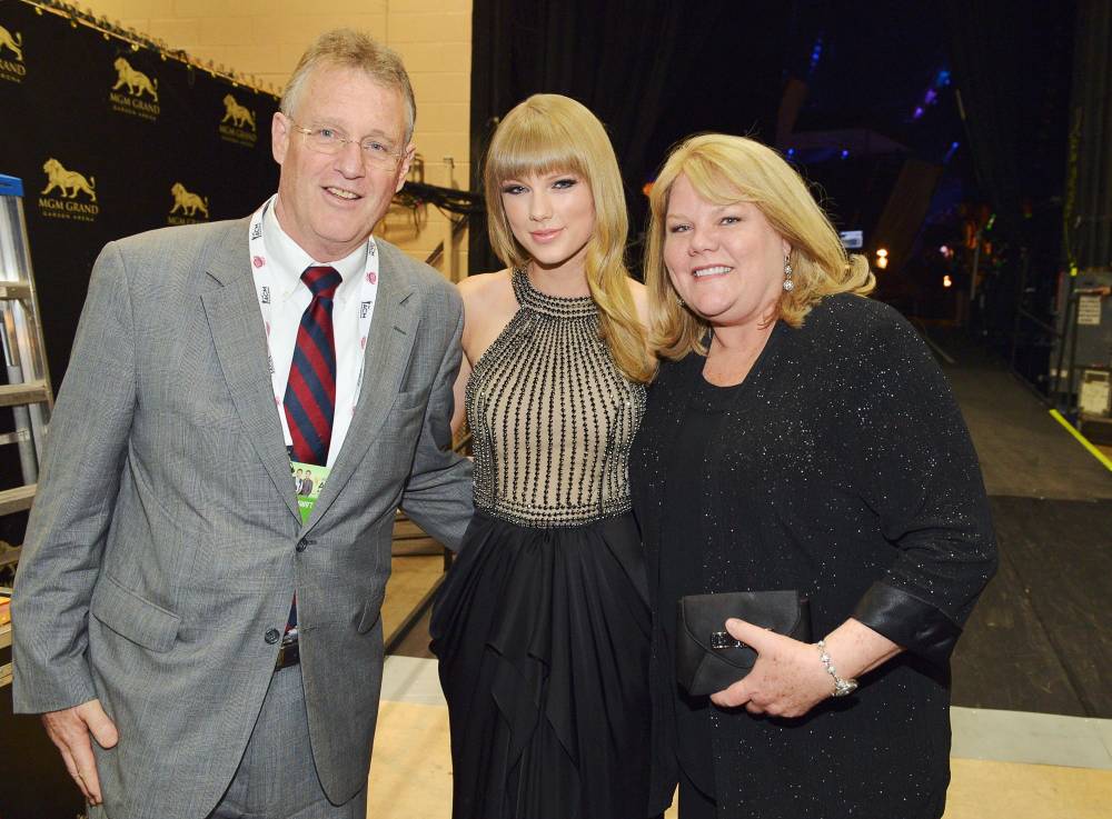 Taylor Swift and Travis Kelce s Parents Meet at Kansas City Chiefs and Philadelphia Eagles Game 140