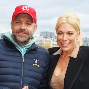 Ted Lasso s Jason Sudeikis and Hannah Waddingham Channel Bradley Cooper and Lady Gaga on Shallow Duet 030