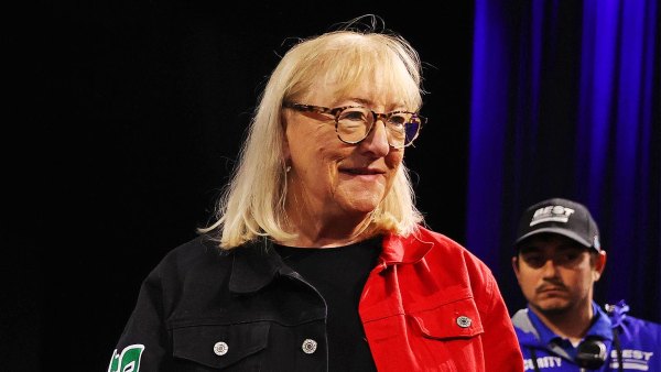 Travis and Jason Kelce s Mom Donna Kelce Says Her Craziest Fan Encounter Includes a Bathroom Selfie 100