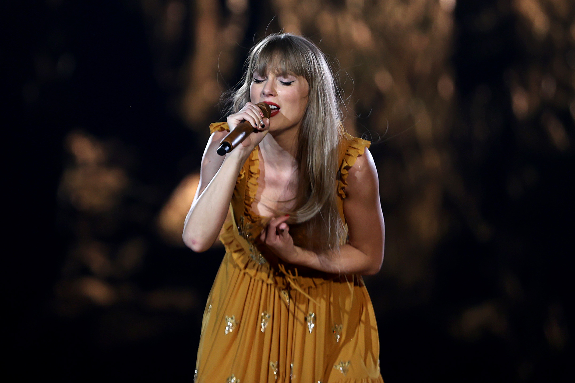 Taylor Swift pauses Brazil Eras show to help fans
