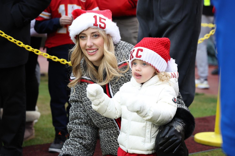 Brittany Mahomes smiles with husband Patrick Mahomes on Christmas, kids at Kansas City Chiefs game