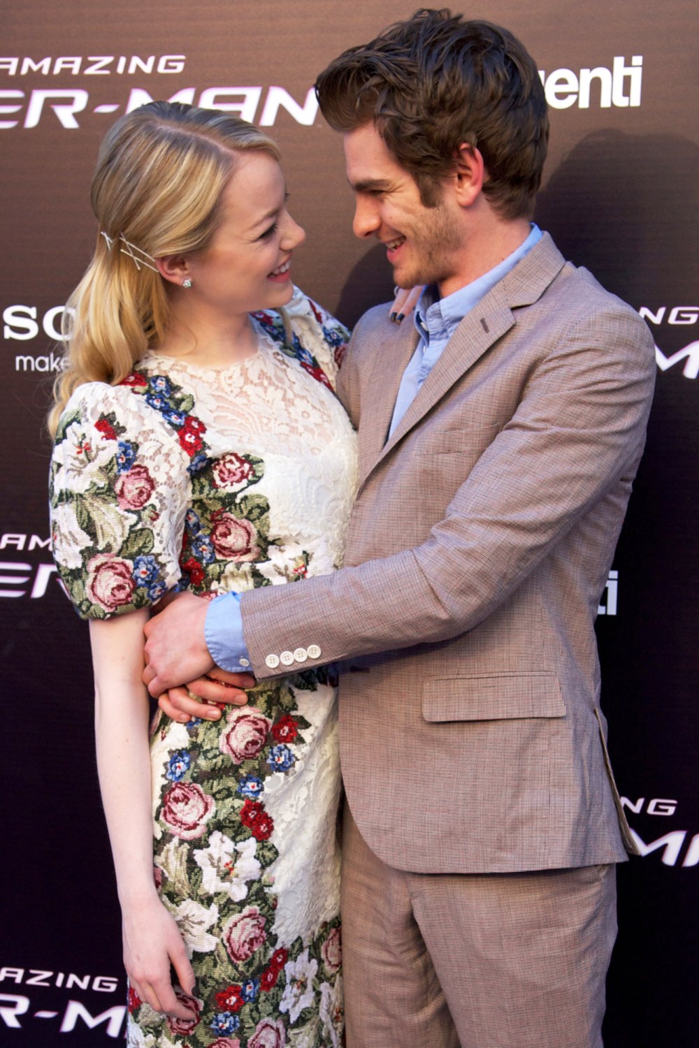 Emma Stone Point Out Ex Andrew Garfield During Poor Things Premiere