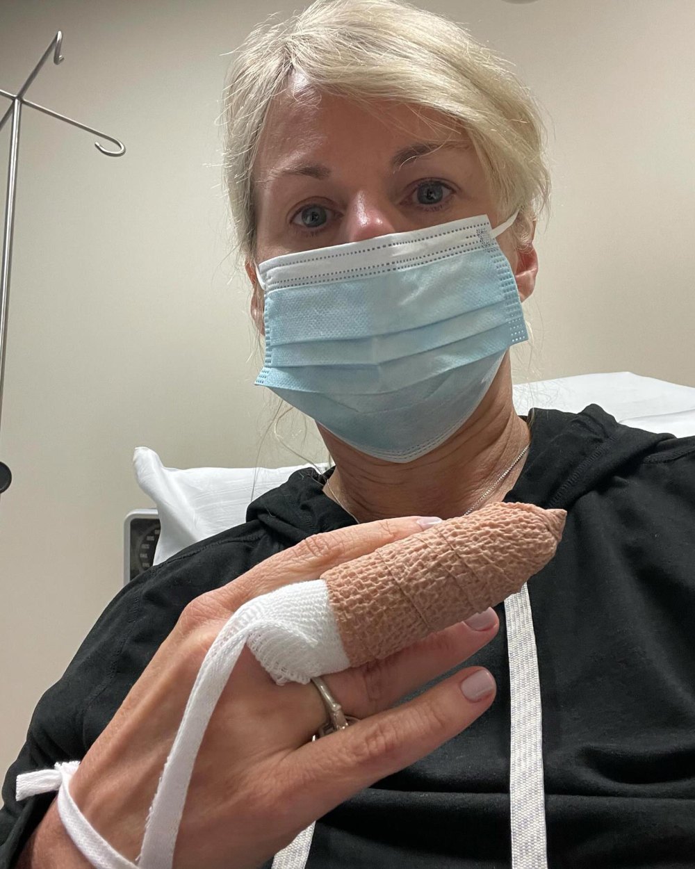 Gretchen Carlson Almost Lost Finger Cutting Onion, Jokes She’s Giving The Finger Amid Recovery