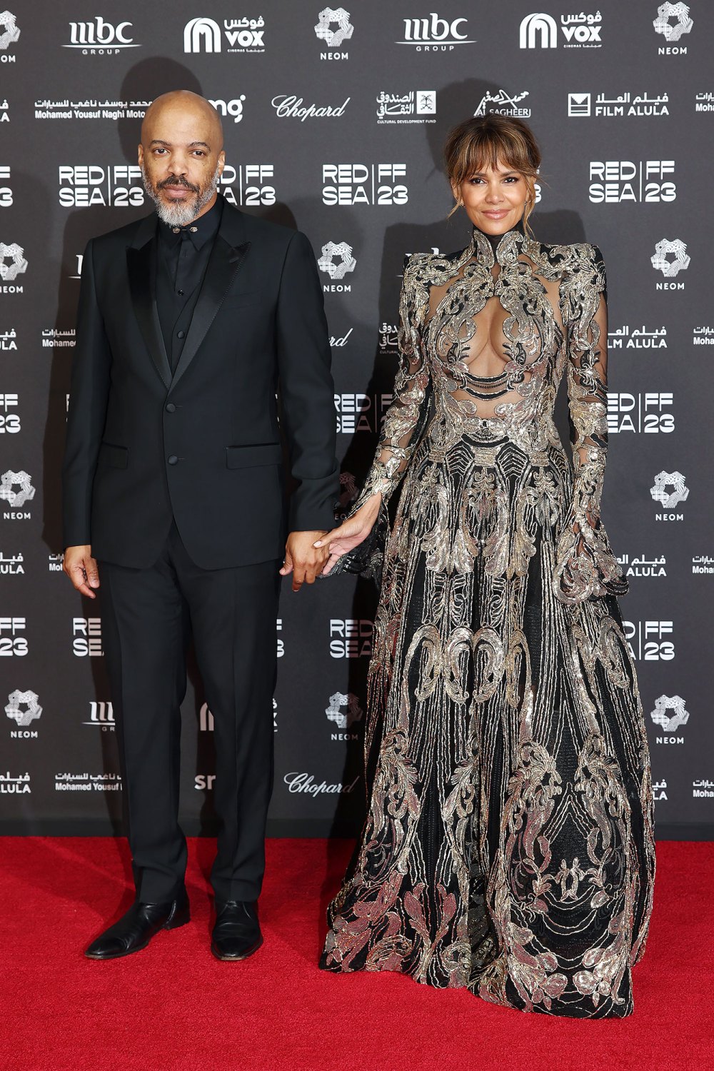 Halle Berry Looks Out-Of-This-World Gorgeous in Gold Gown at Red Sea Film Festival Van Hunt
