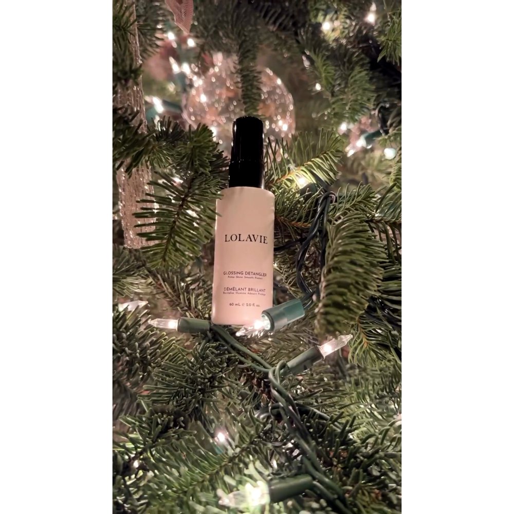 Jennifer Aniston Decorates Her Christmas Tree With Lolavie Hair Products