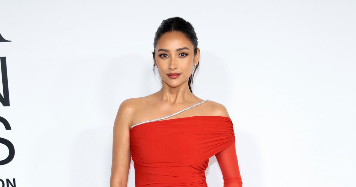 Shay Mitchell Felt Pressure to ‘Snap Back’ After Having Children Shay Mitchell Felt Pressure to ‘Snap Back’ After Having Children