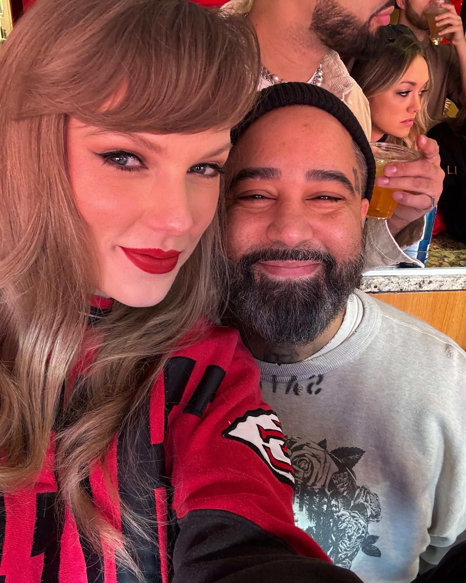 Taylor Swift Gives Stadium Worker HUGE Tip Following Chiefs Game