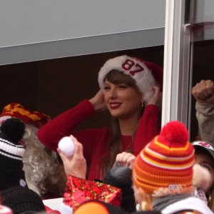 FEATURE Taylor Swift Dons T Earring and 87 Santa Hat In Support of Travis Kelce at Kansas City Chiefs Christmas Game