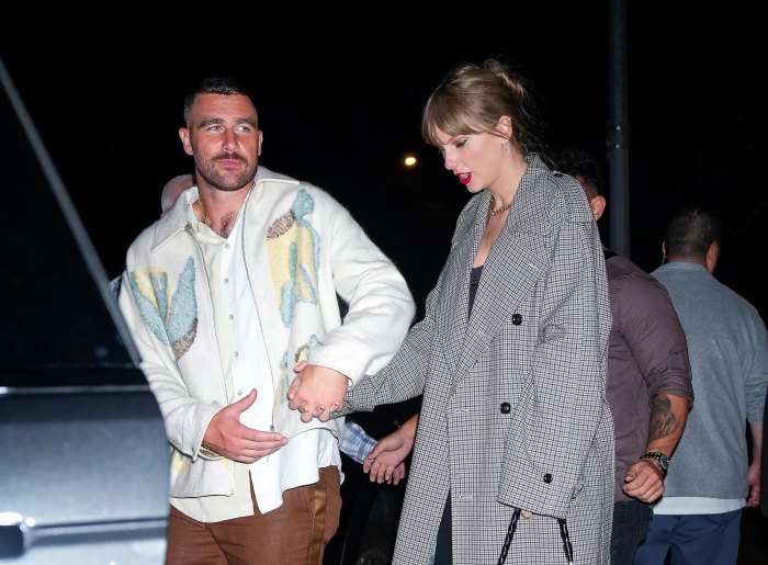 Taylor Swift et Travis Kelce se tiennent la main après la défaite des