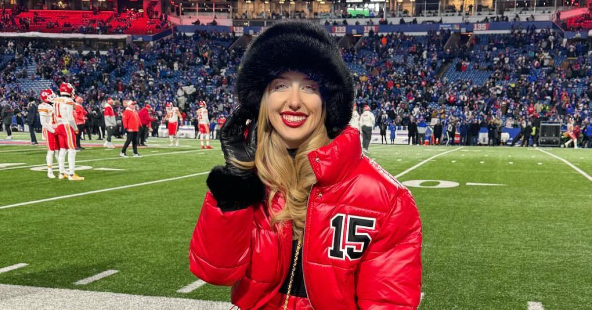 Brittany Mahomes Wears Fuzzy Bucket Hat at Kansas City Chiefs Game ...