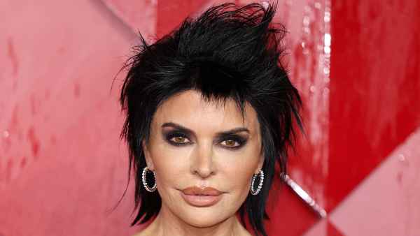 Feature Lisa Rinna Poses Completely Nude