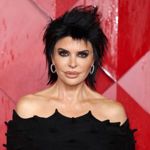 Feature Lisa Rinna Poses Completely Nude