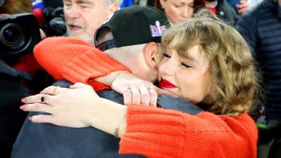 Feature Taylor Swift Latest Jewelry Gives Special Nod to Travis Kelce at the Kansas City Chiefs 2