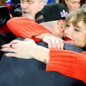 Feature Taylor Swift Latest Jewelry Gives Special Nod to Travis Kelce at the Kansas City Chiefs 2