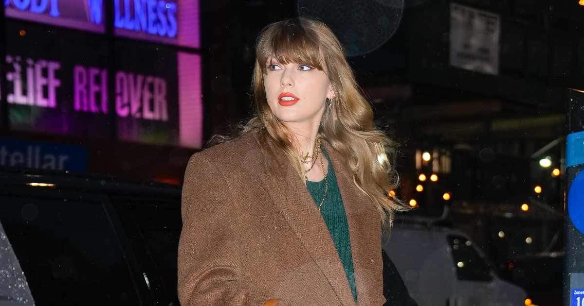 Taylor Swift Rocks Green Sweater Dress in NYC After Golden Globes | Us Weekly Taylor Swift Rocks Green Sweater Dress in NYC After Golden Globes | Us Weekly