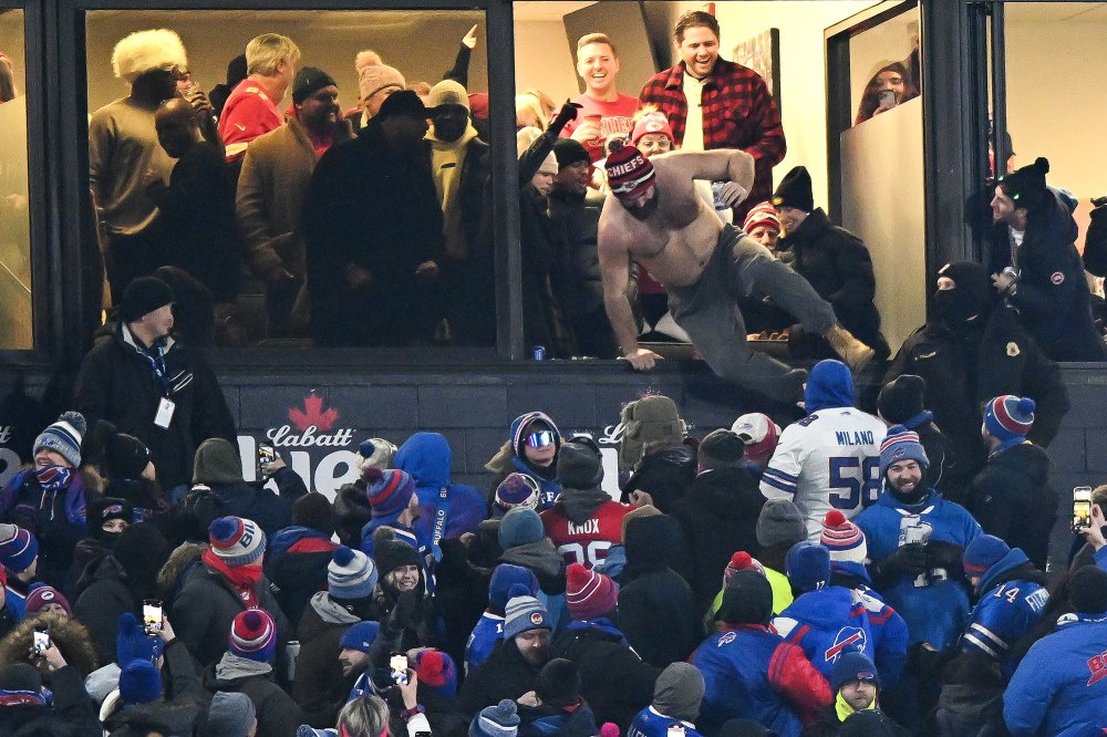 Jason Kelce High-Fives Taylor Swift Helps Bills Fan Show Off Sign After Jumping Into Stands 2
