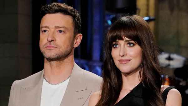 Justin Timberlake and Jimmy Fallon Crash Dakota Johnson s Saturday Night Live Monologue 204