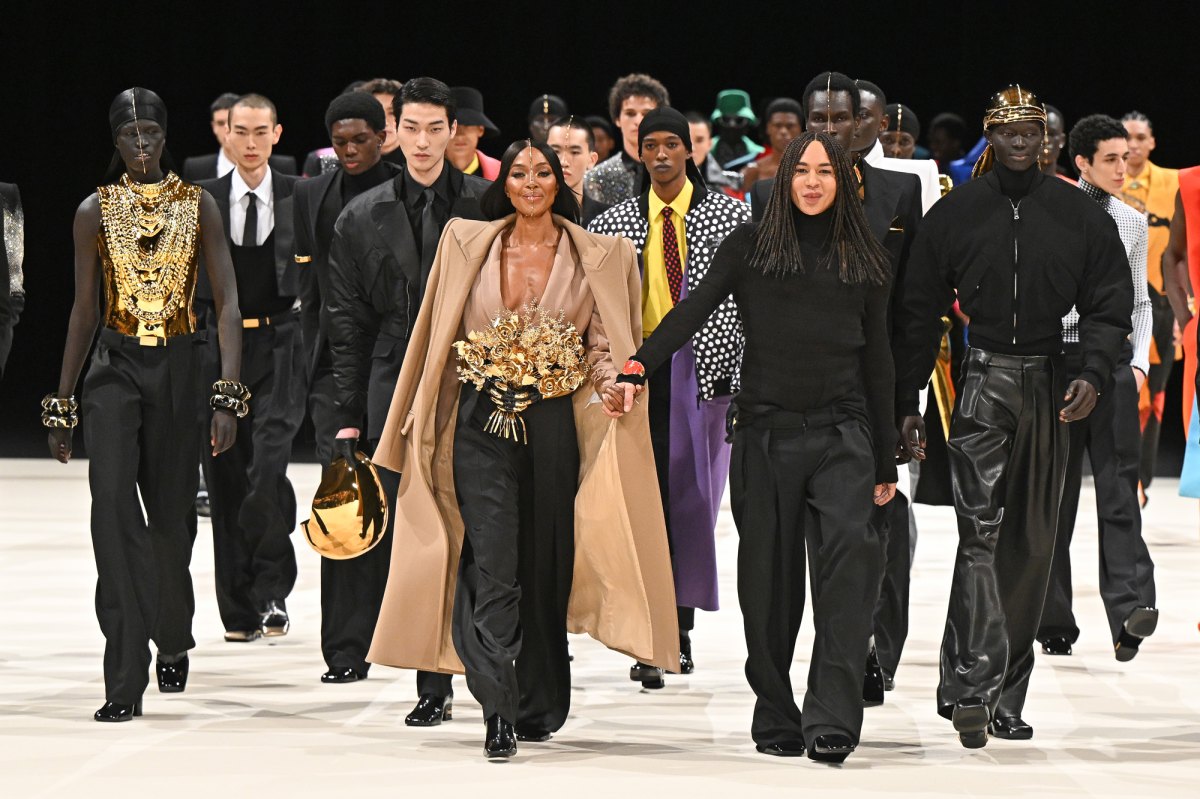 Naomi Campbell Closes Out Paris Fashion Week in Artful Gold Headpiece ...