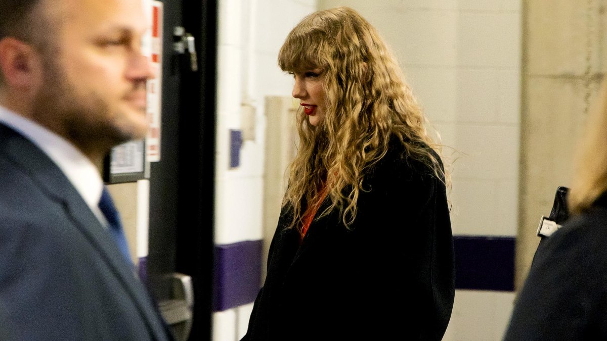 Taylor Swift Brought Back Her 'Reputation' Curls at Travis Kelce's Latest  Game