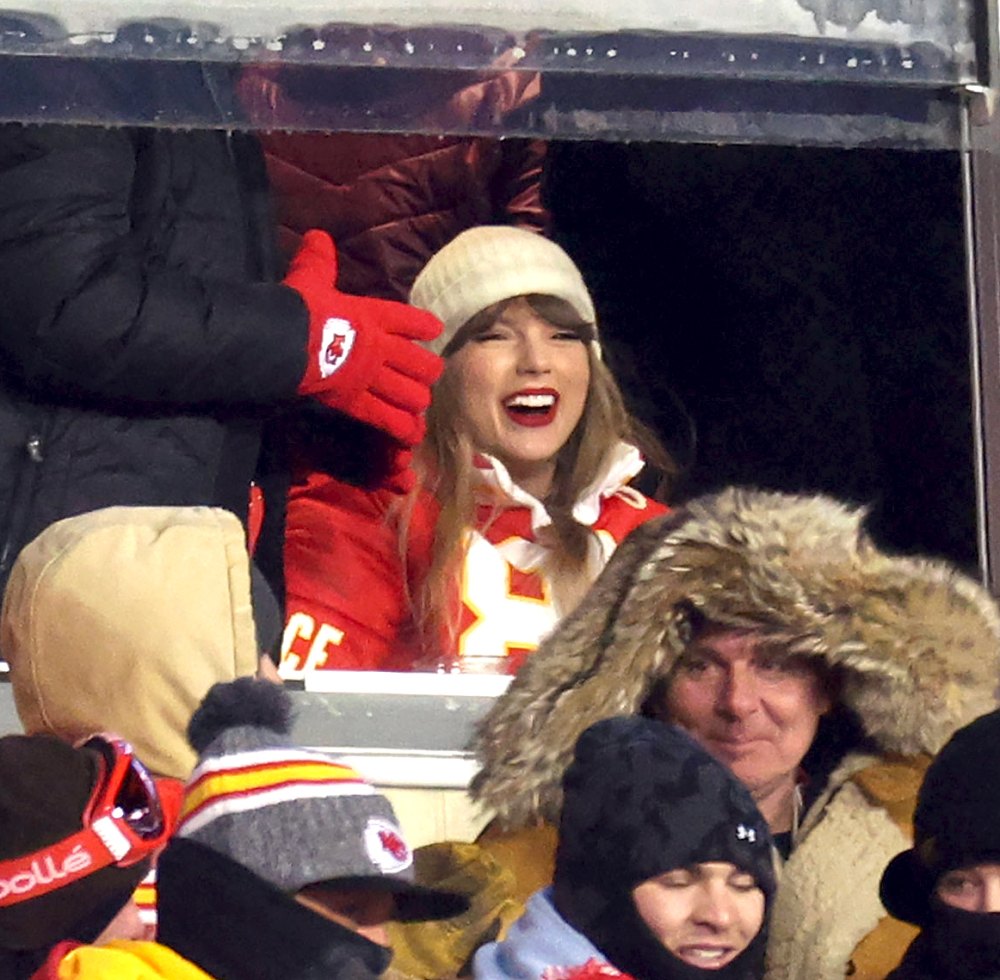 Taylor Swift Gives Away Scarf That Smells Like Home to Cold Fan During Kansas City Chiefs Game