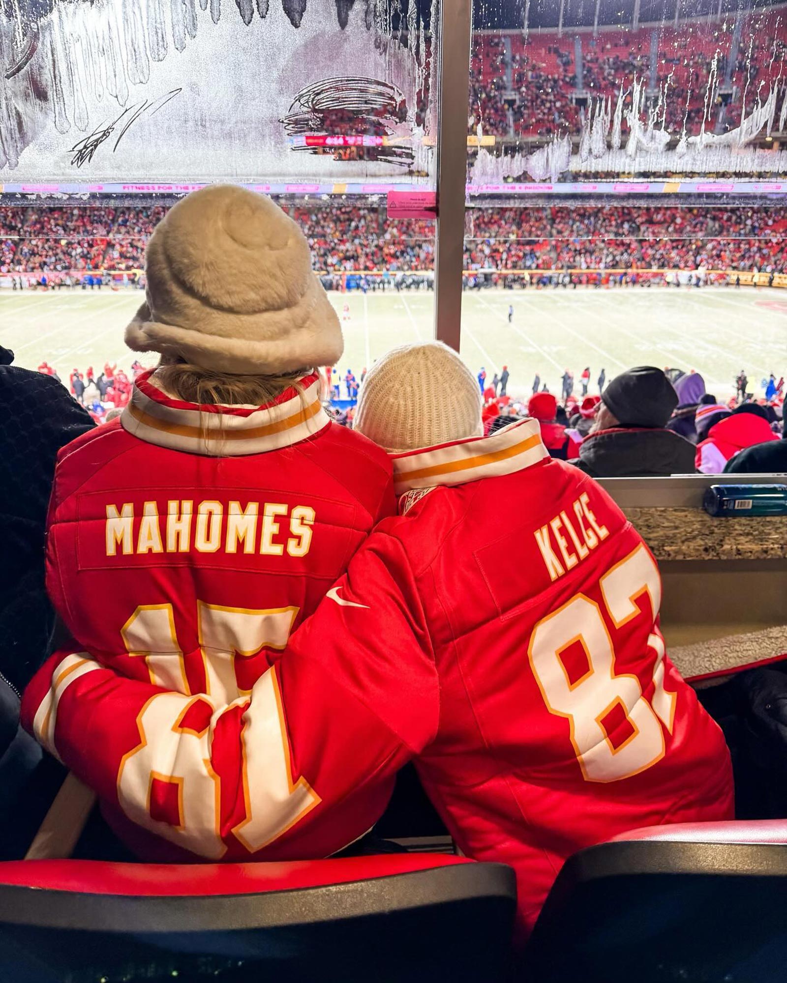 Taylor Swift, Brittany Mahomes Are ‘Twinning and Winning’ in Chiefs Coats