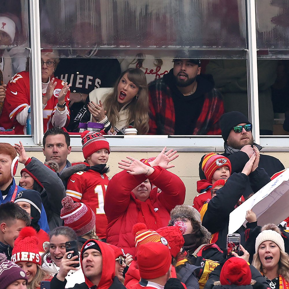 Taylor Swift and Travis Kelce Make Out at New Years Eve Bash