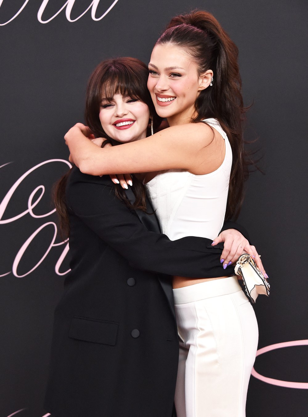 Selena Gomez debiutuje pasemkami Auburn na premierze Loli Red Carpet swojej przyjaciółki Nicoli Peltz