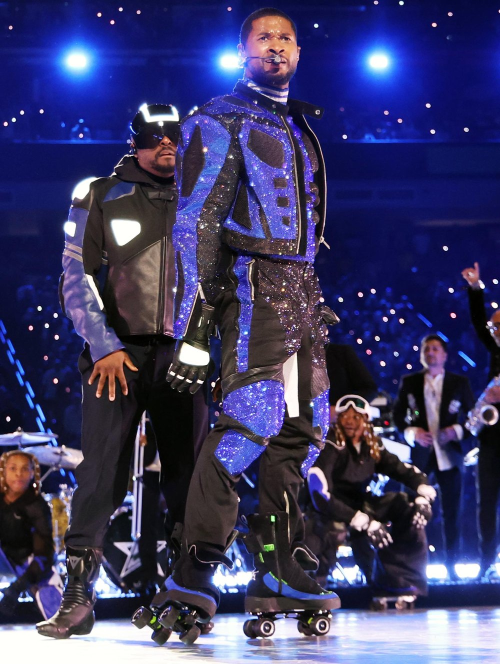 Usher trabalha com off white para criar um visual deslumbrante de patinação em azul e preto no Super Bowl