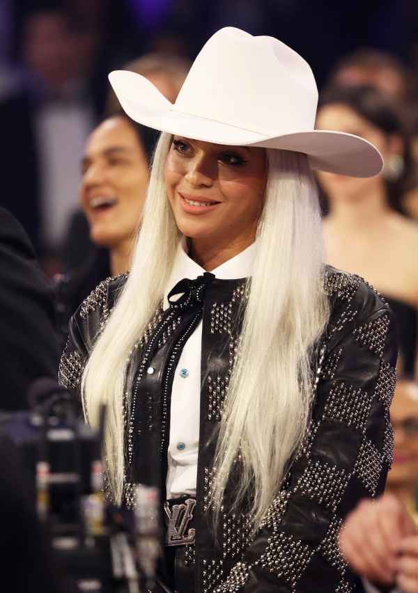 Beyonce Returns to Golden Blonde Hair After Recently Going Platinum ...