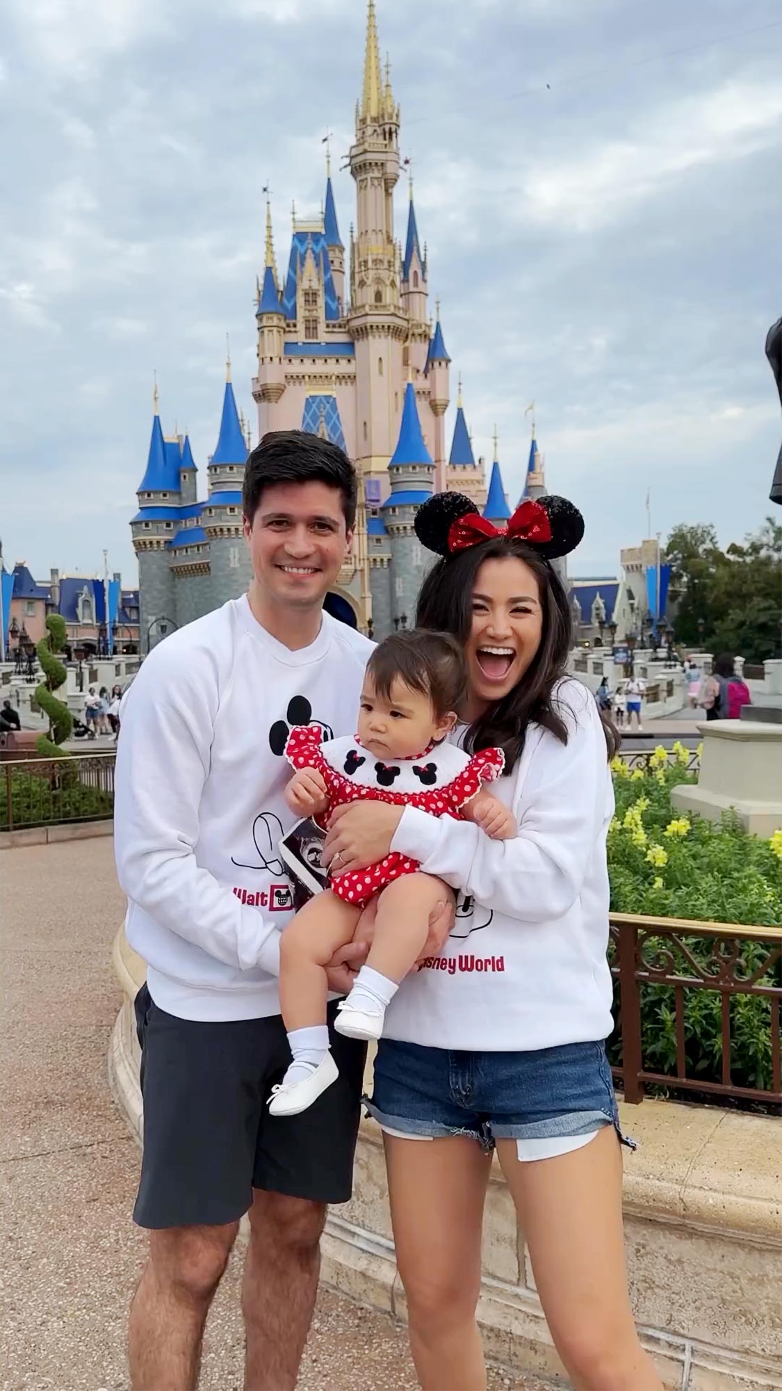 Celebrities Are Just Like Us! They Love Trips to Disneyland Celebrities Are Just Like Us! They Love Trips to Disneyland
