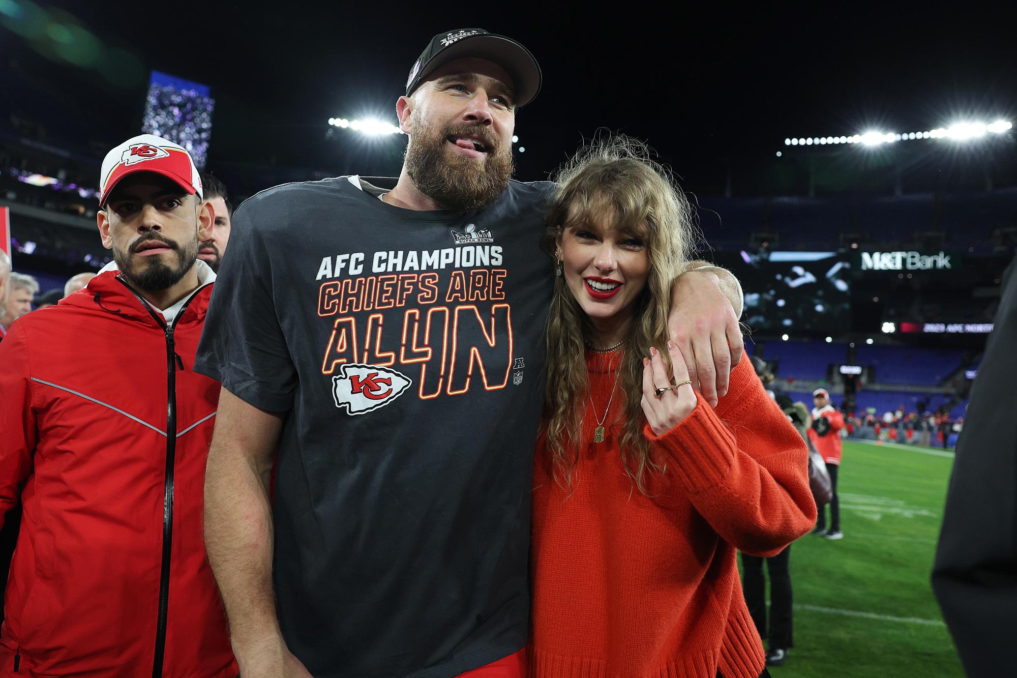 Chiefs Coach Says Taylor Swift Would Privately Visit Travis Kelce at Stadiums Before Romance News 127