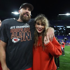 Chiefs Coach Says Taylor Swift Would Privately Visit Travis Kelce at Stadiums Before Romance News 127