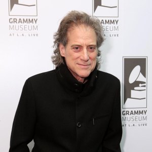 Comedian Richard Lewis Dead at Age 76 Following Battle With Parkinson s Disease 137