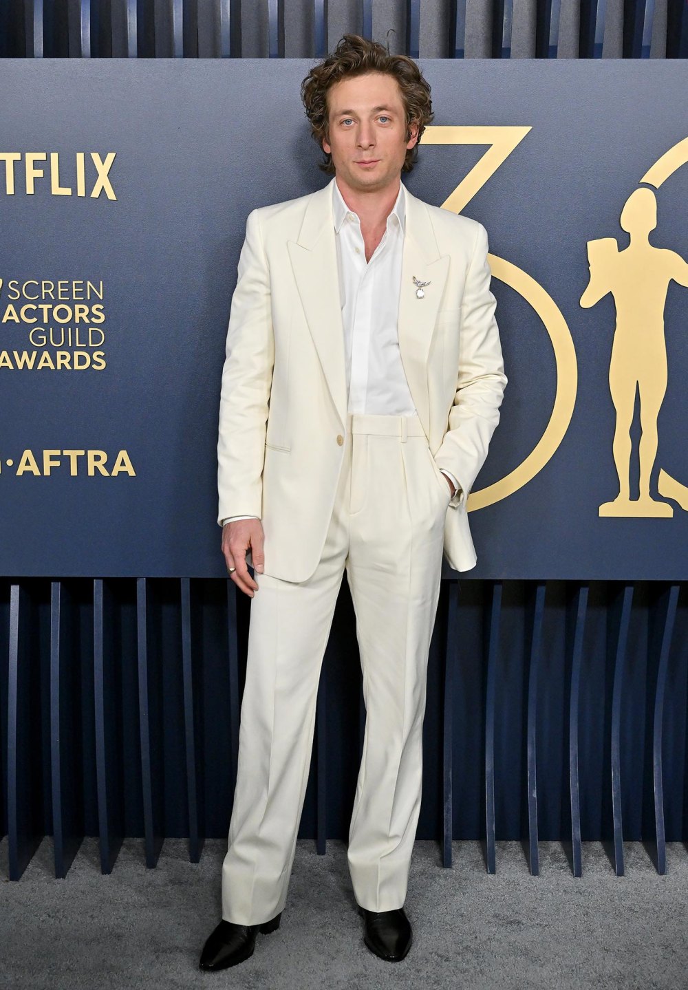 Feature Jeremy Allen White Gives Behind the Scenes Glimpse of Getting Ready for the SAG Awards