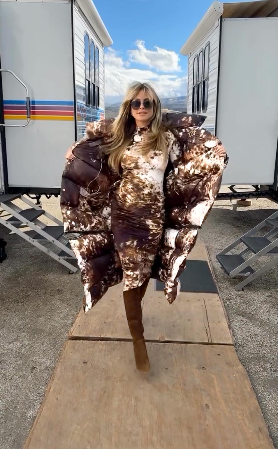 Heidi Klum enlève sans effort sa robe à imprimé animal et son manteau assorti en dansant dans un parking