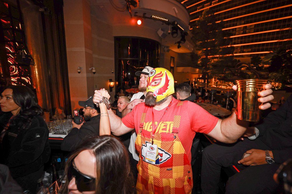 Jason Kelce festeja com uma máscara de luta livre no Super Bowl Bash de 2024