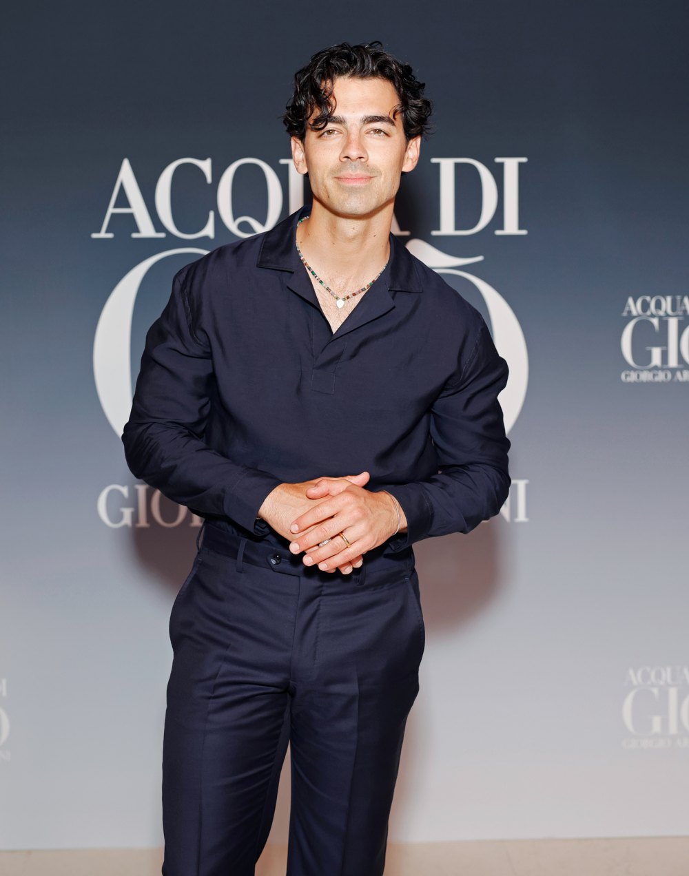 Joe Jonas Hilariously Gives Runners High-Fives in NYC and No One Recognizes Him