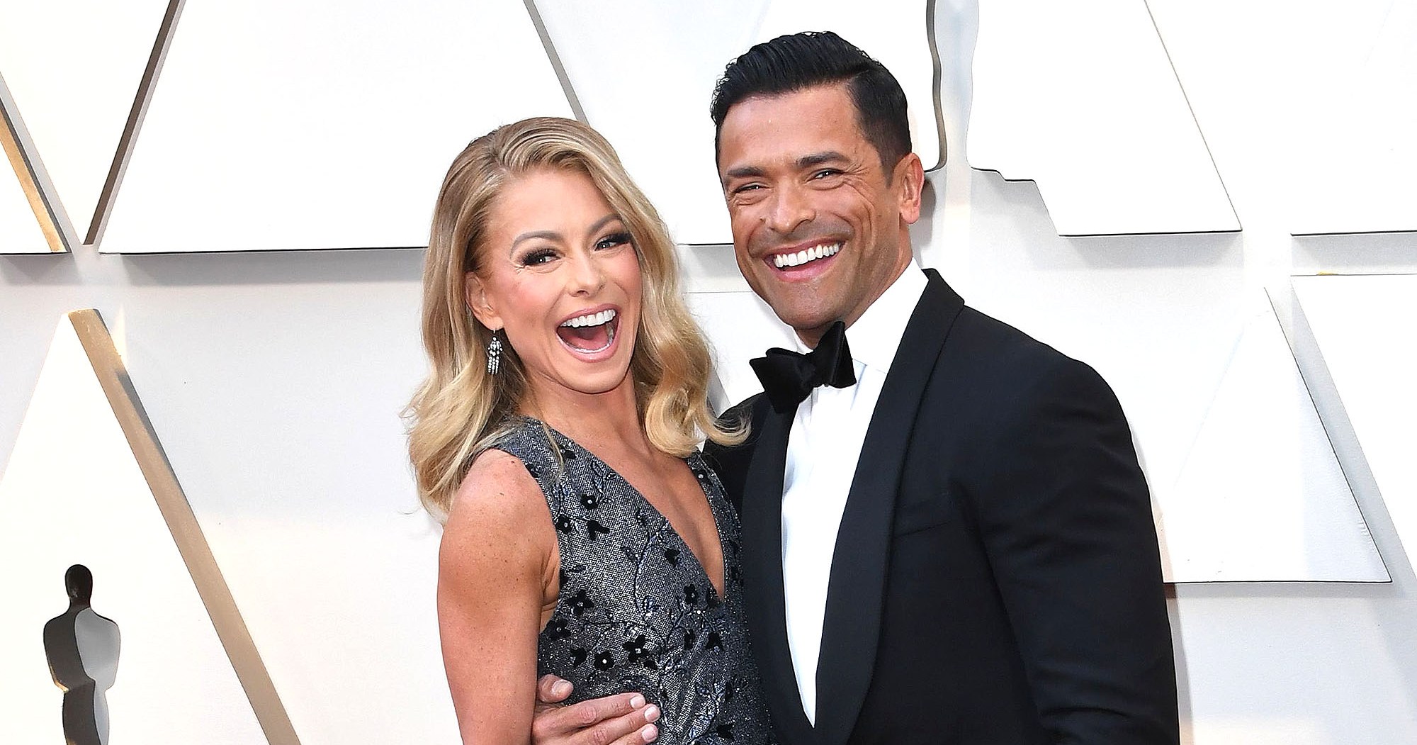 Kelly Ripa and Mark Consuelos Recreate Romantic Wedding Day Photo - Vimarsana News