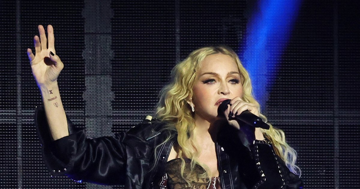Madonna Fall Madonna Falls on Stage After Dancer Trips During 'Celebration Tour ...