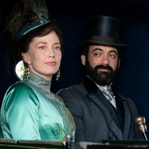 Morgan Spector Stans His ‘Gilded Age’ Wife Carrie Coon in Pantsless Gym Selfie