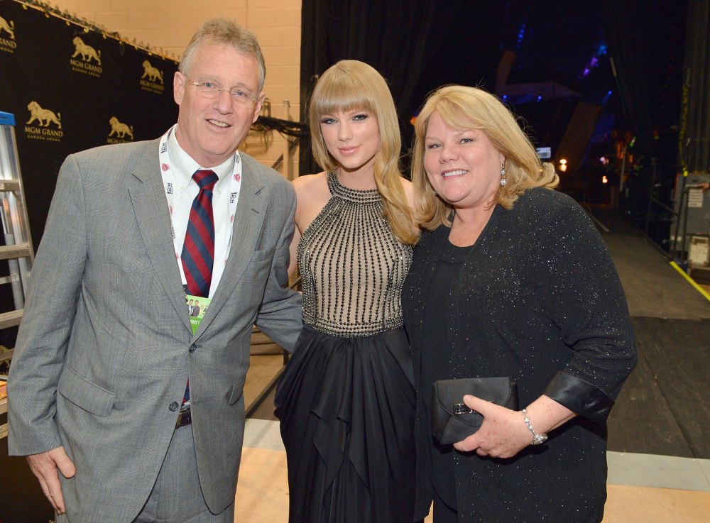 Patrick Mahomes Mom Doesn t Understand How Taylor Swift s Parents Handle So Much Attention 896