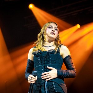 Pop Singer Olivia Lunny Dishes on What She Learned From Hitting The Road With Ellie Goulding 925