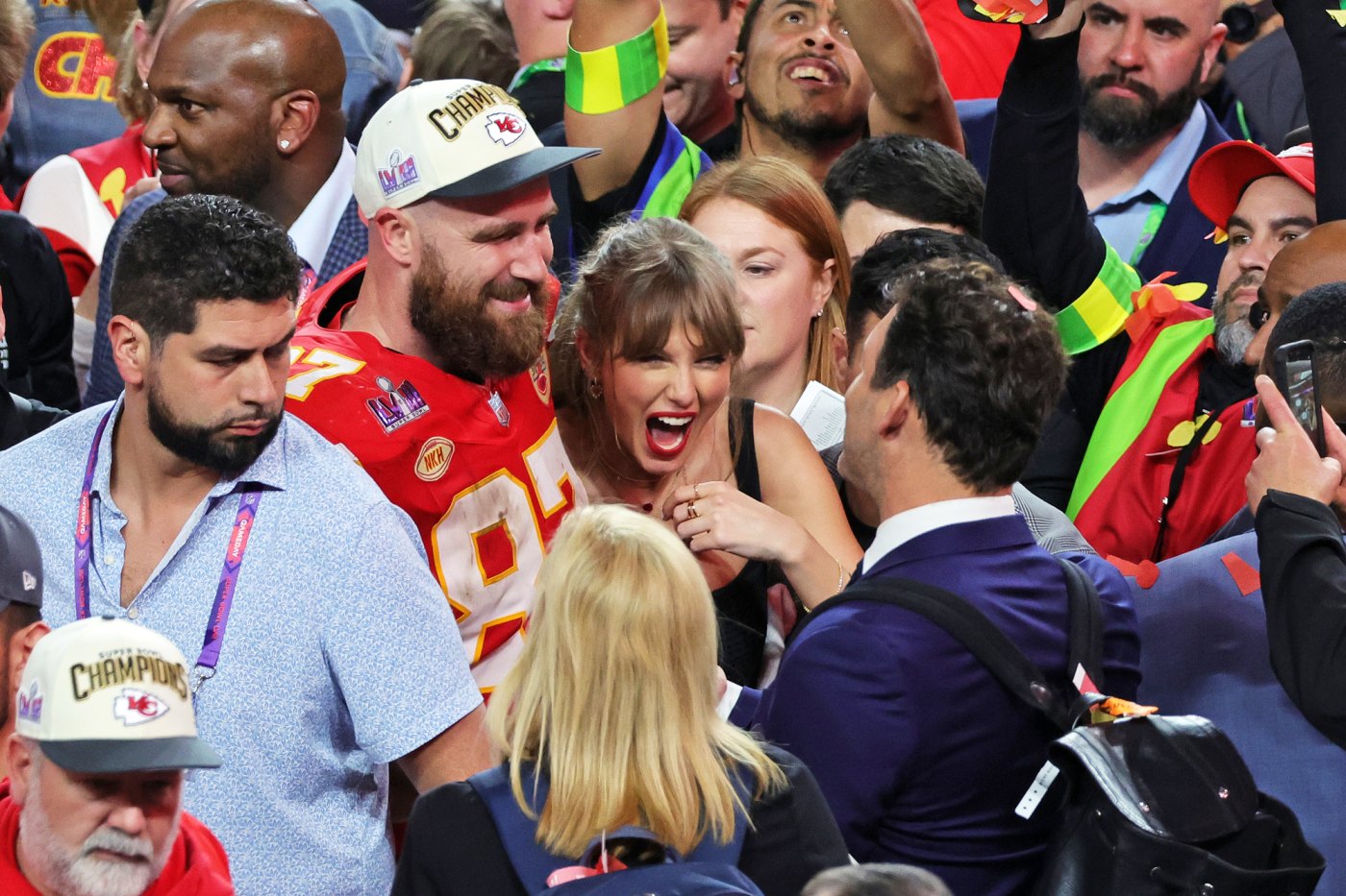 Travis Locking Taylor Swift, Travis Kelce at Super Bowl 2024: Best Moments on the ...