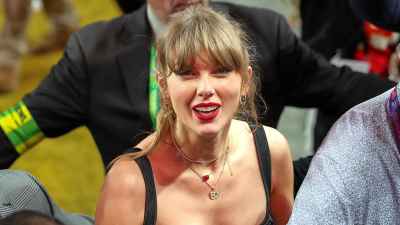 Taylor Swift Travis dá a Cales um doce consentimento com as botas '87' e o futebol bejeelide Pers