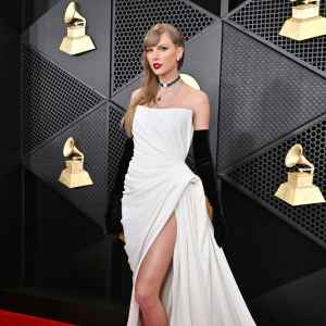 Taylor Swift Wears an 18K Sequin Embroidered Cocktail Dress to the Grammys