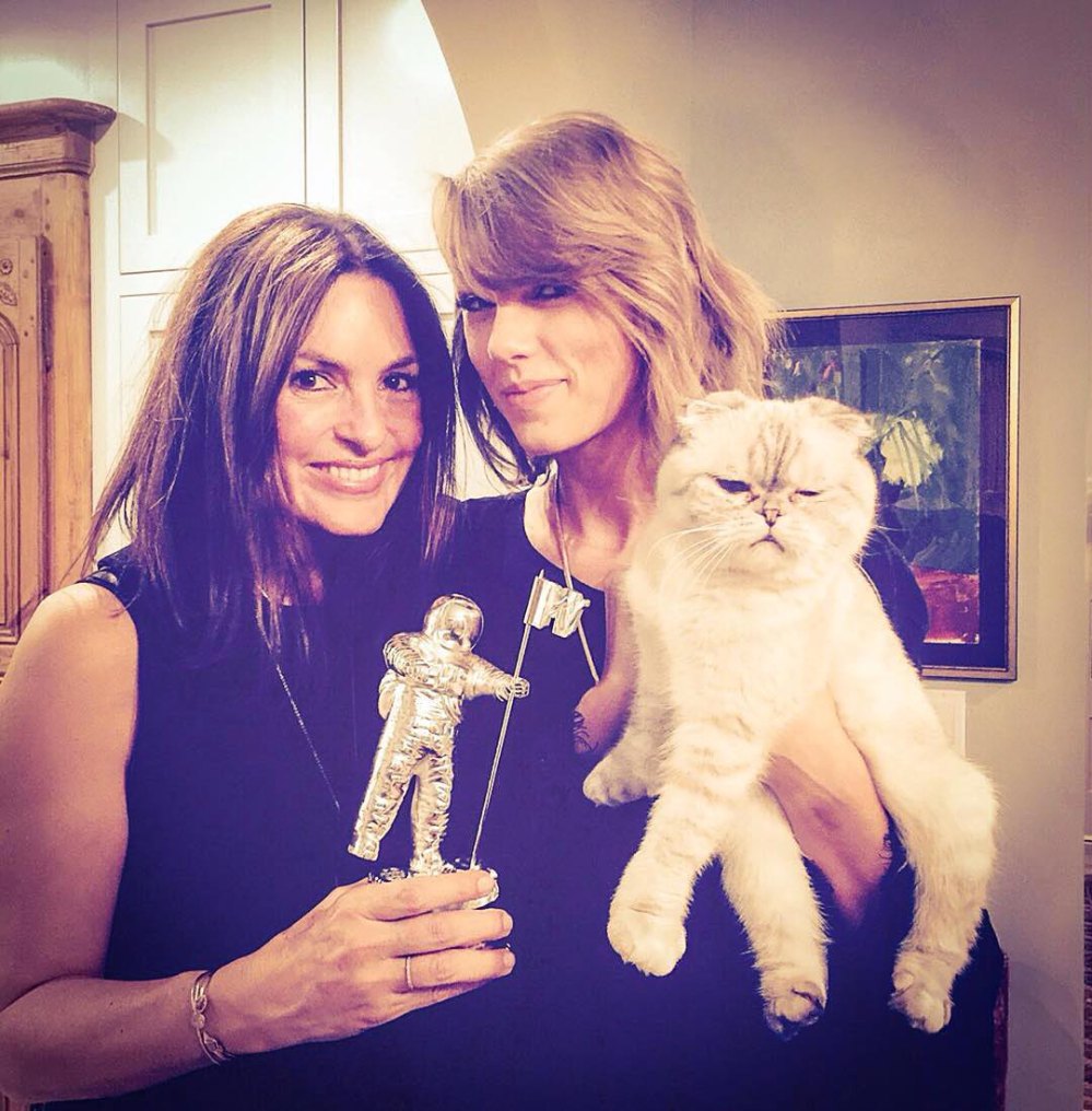 Taylor Swift and Mariska Hargitay s Friendship Timeline From Cat Names to Concert Hangs and More 932