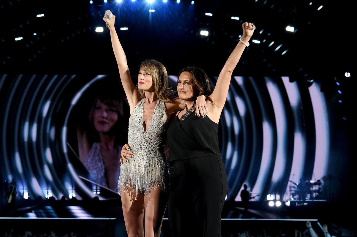 Taylor Swift and Mariska Hargitay s Friendship Timeline From Cat Names to Concert Hangs and More 934